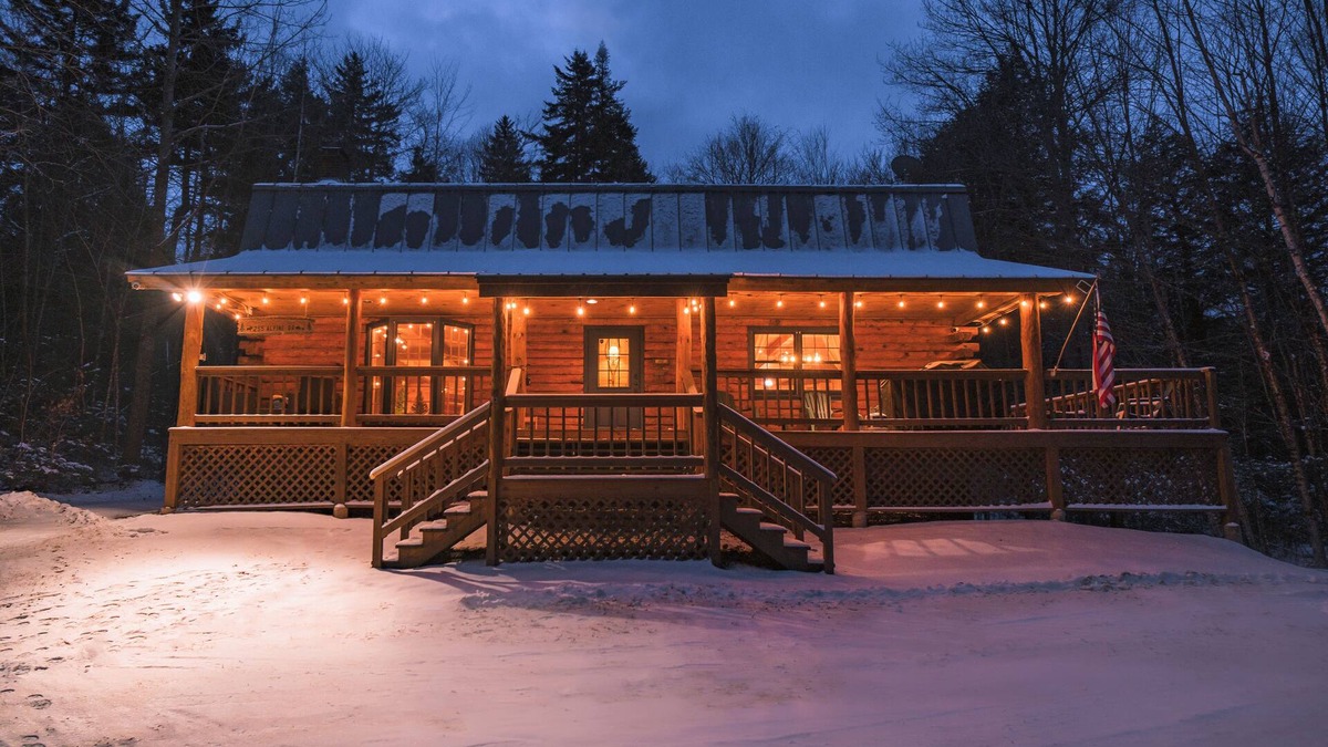 Mount Holly Cabin | Evergreen Hideaway - Okemo Central Cabin with Hot Tub!