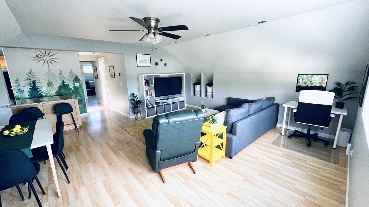 Eugene Apartment | Evergreen Landing-Modern APT Perfect for Duck Fans