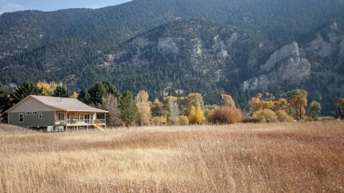 Livingston House | Evergreen Lane Getaway · River Views and Front Porch Sitting in Paradise