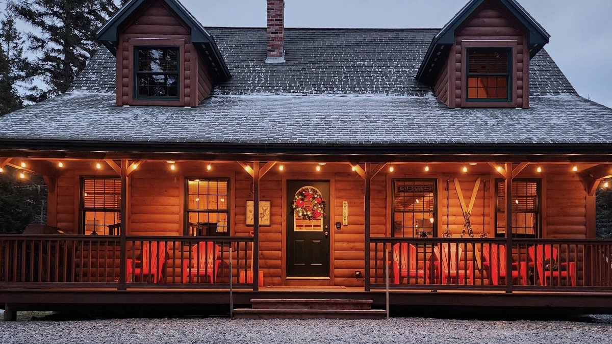 Rangeley Cabin | Evergreen Lodge - Rangeley cabin with 3 bedrooms and loft in prime location.