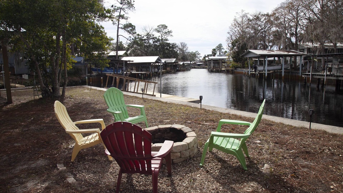 Suwannee House | Everything you need for a wonderful stay, deep fresh water canal in Suwannee.