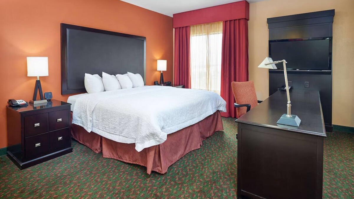 Waco Hotel | Everything You Need For The Perfect Vacation! Free Parking & Breakfast, Pool!