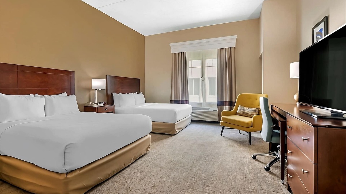 Florida Center Hotel | Everything You Need for Your Florida Trip! FREE Breakfast and Parking!