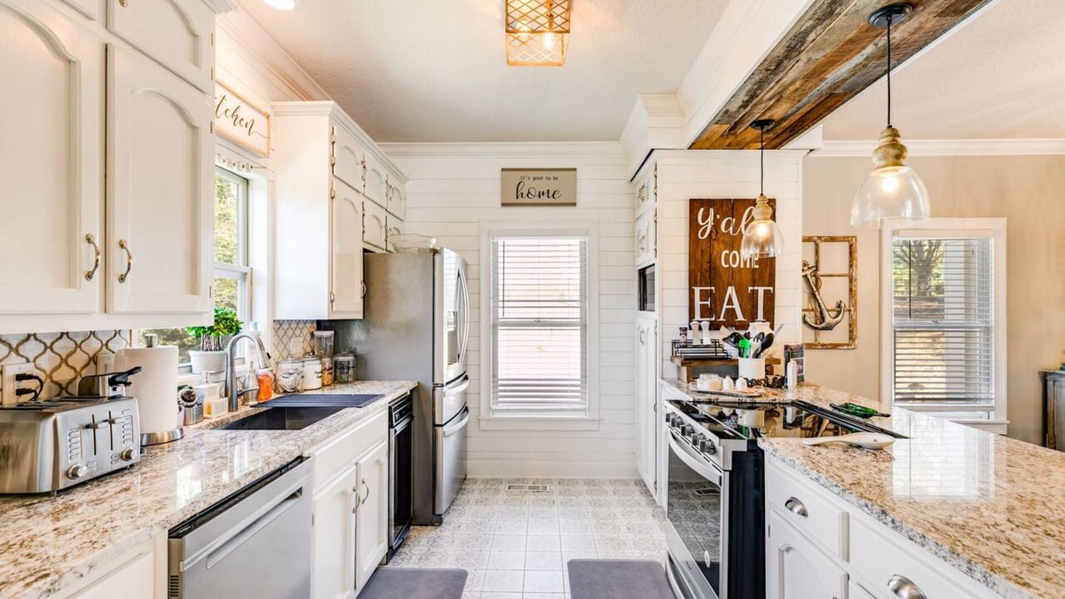 Wedowee House | EVERYTHING YOU NEED IN A VACATION HOME WITH BEAUTIFUL DOCK WITH SUNNING DECK!