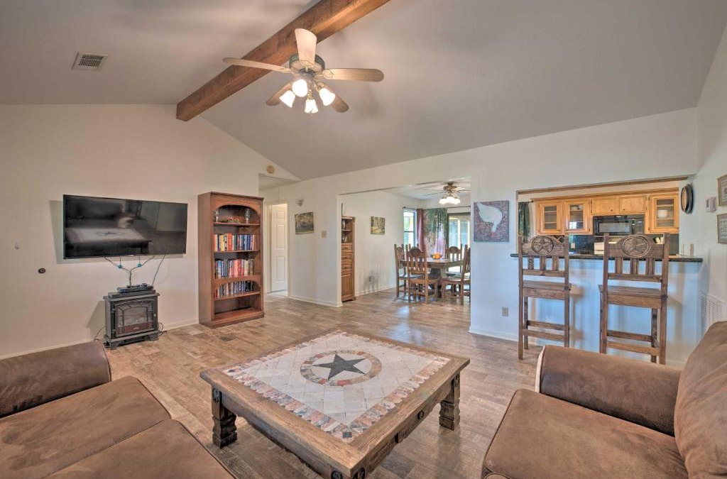 Waller House | Evolve Hempstead Cottage Covered Porch and Views!