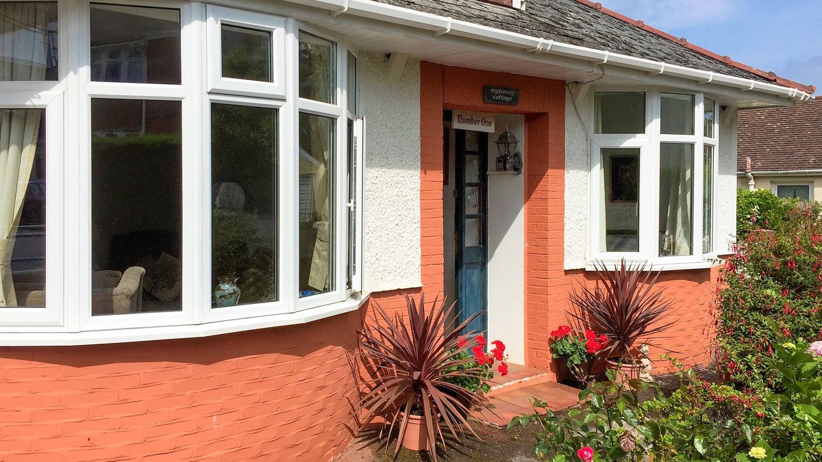 Ewenny Cottage | EWENNY COTTAGE, pet friendly, with open fire in Bridgend