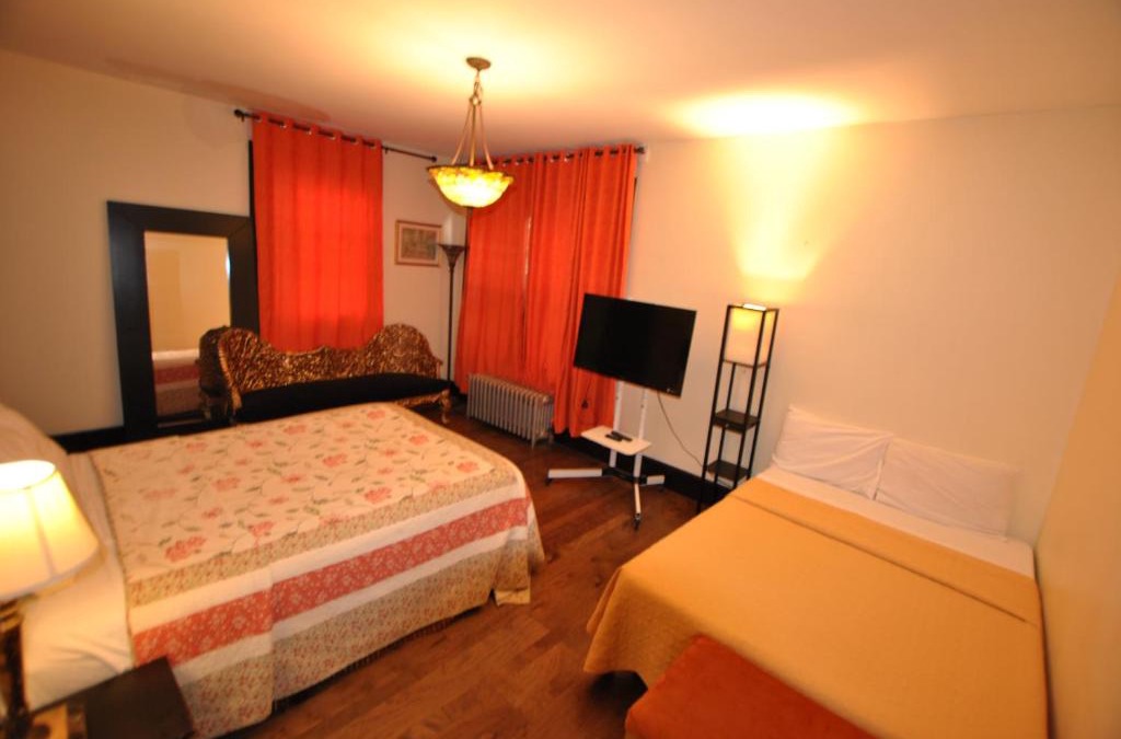Weequahic House | EWR AIRPORT Multilevel Guest House Room with 2-3 Beds