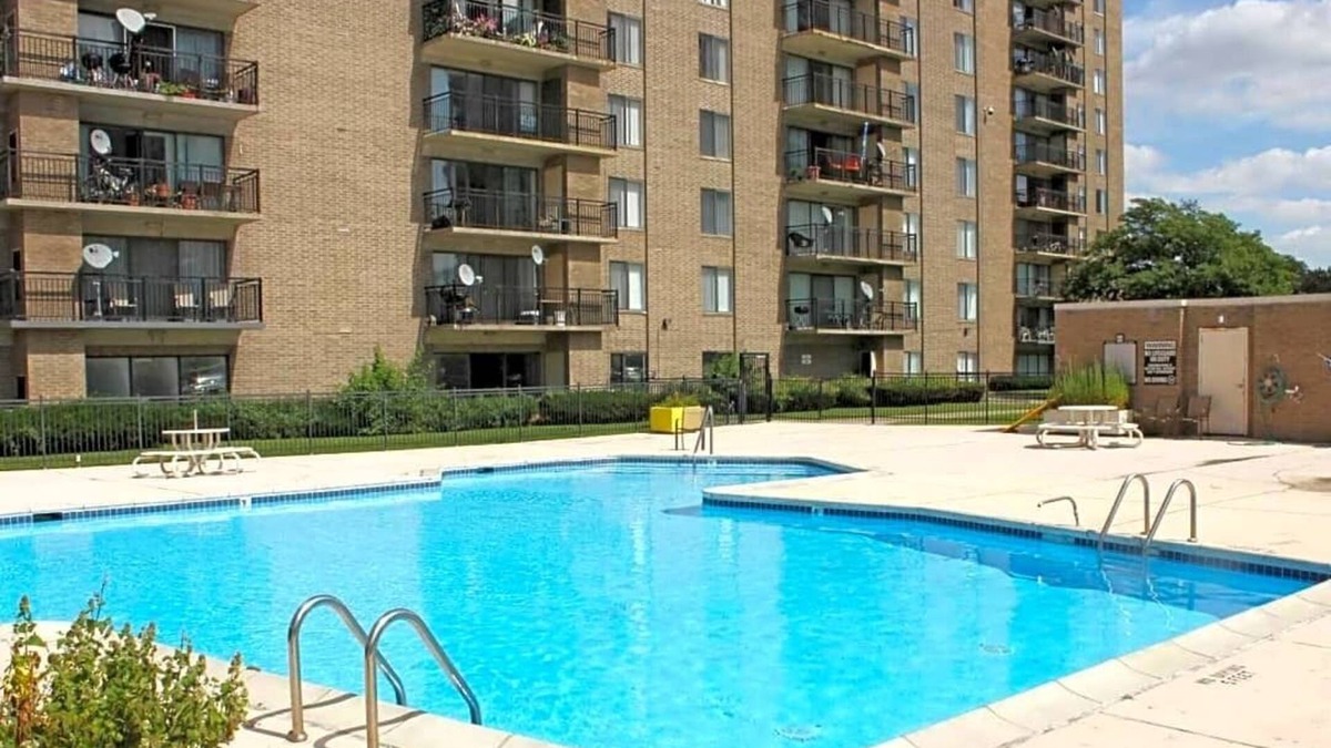Southfield Condo | ExactlyWhere you need to be! Shabby Chic Swanky Bachelorette Pad