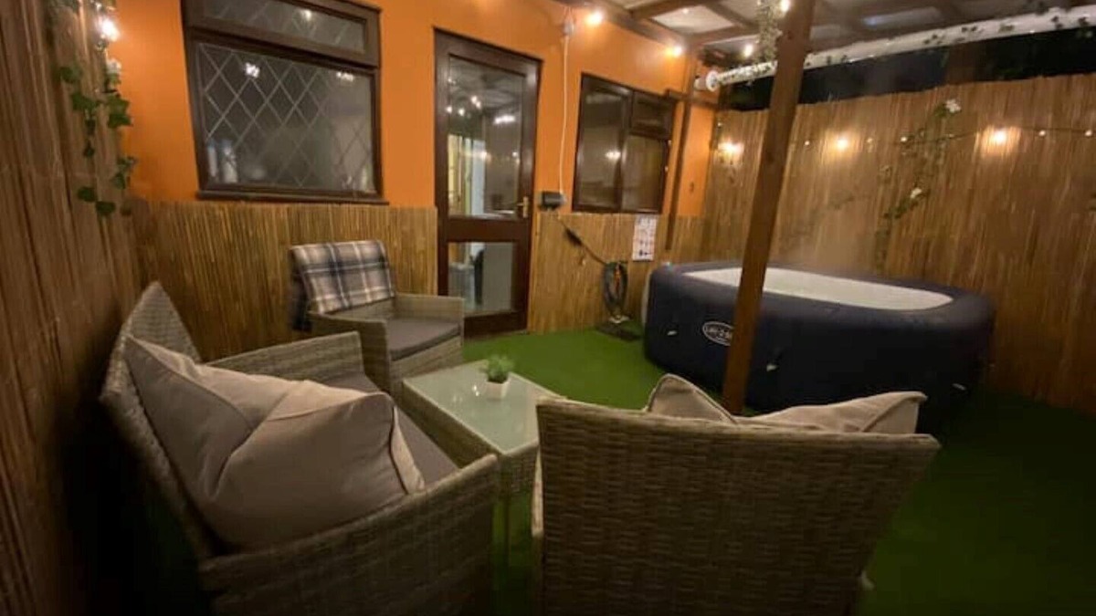 Custom House Apartment | EXCEL 5 min 3bdr House HOT TUB parking WIFI Kitchen O2