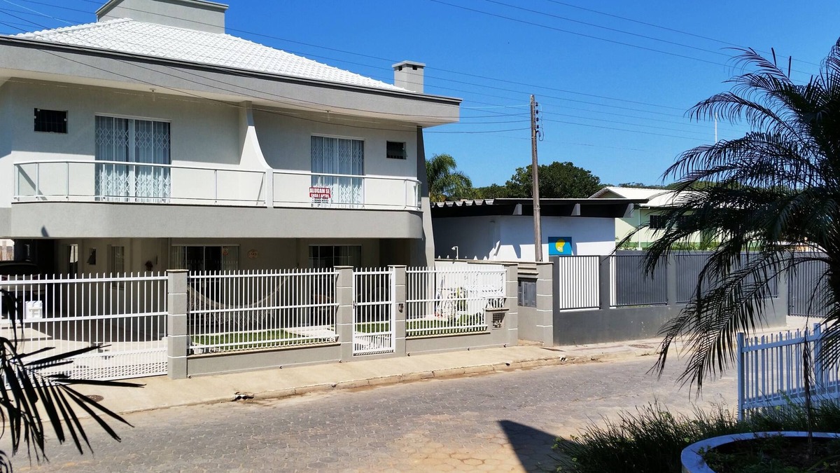 Centro House | Excellent 3 Bedroom House 300 Meters From Bombinhas Beach