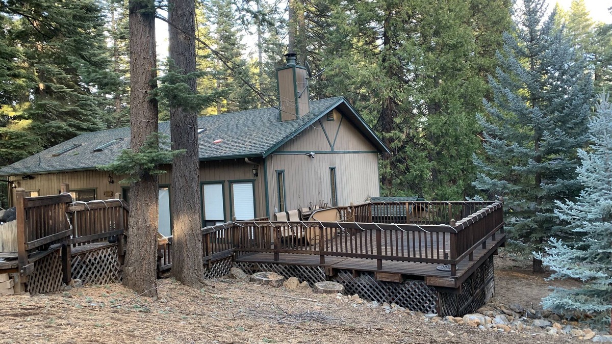 Lake Almanor Country Club Cabin | Excellent cabin with large deck 10+ guest capacity