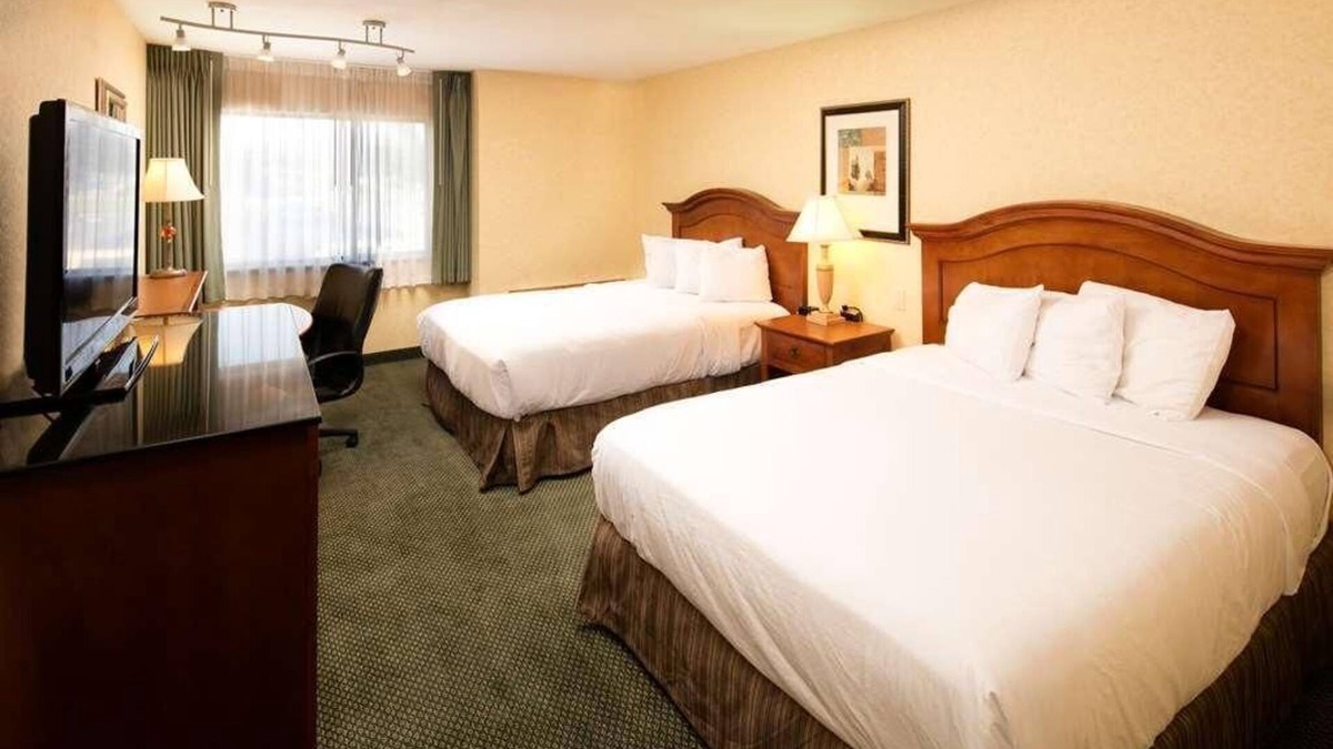 Wenatchee Hotel | Excellent Choice! 4 Spacious Units for Groups, Outdoor Pool, Free Parking!