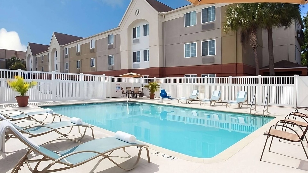 Clearwater Hotel | Excellent Choice! Unit with Full Kitchen, Outdoor Pool, Pets Allowed!