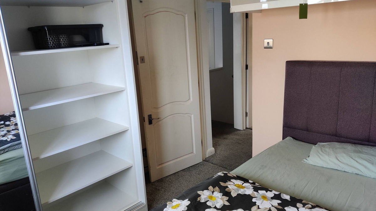Ashford House | Excellent double bed room within easy reach of Heathrow Airport