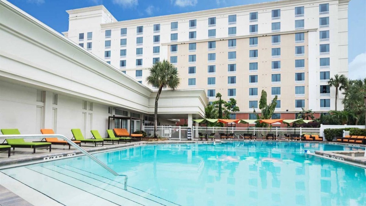 Florida Center Hotel | Excellent Location Direclty Across Universal Studios! 2 Relaxing Rooms, Pool