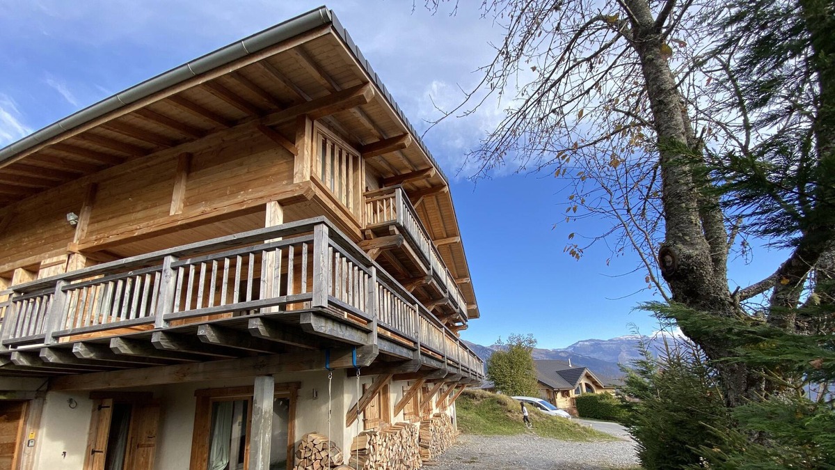 Verchaix Apartment | Exceptional 2 Bedroom Apartment with access to Sauna & Spa