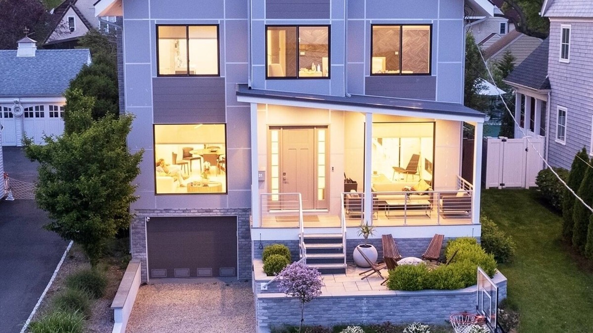 Norwalk House | Exceptional Coastal Retreat !