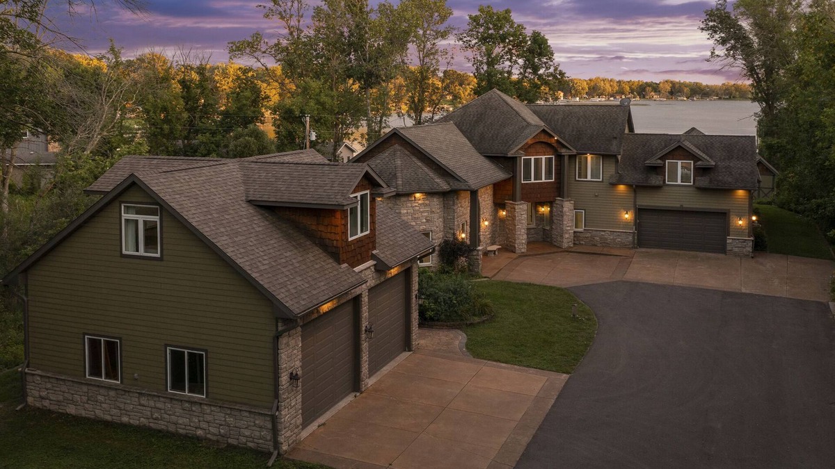 Rush City House | Exceptional Getaway for Family & Friends