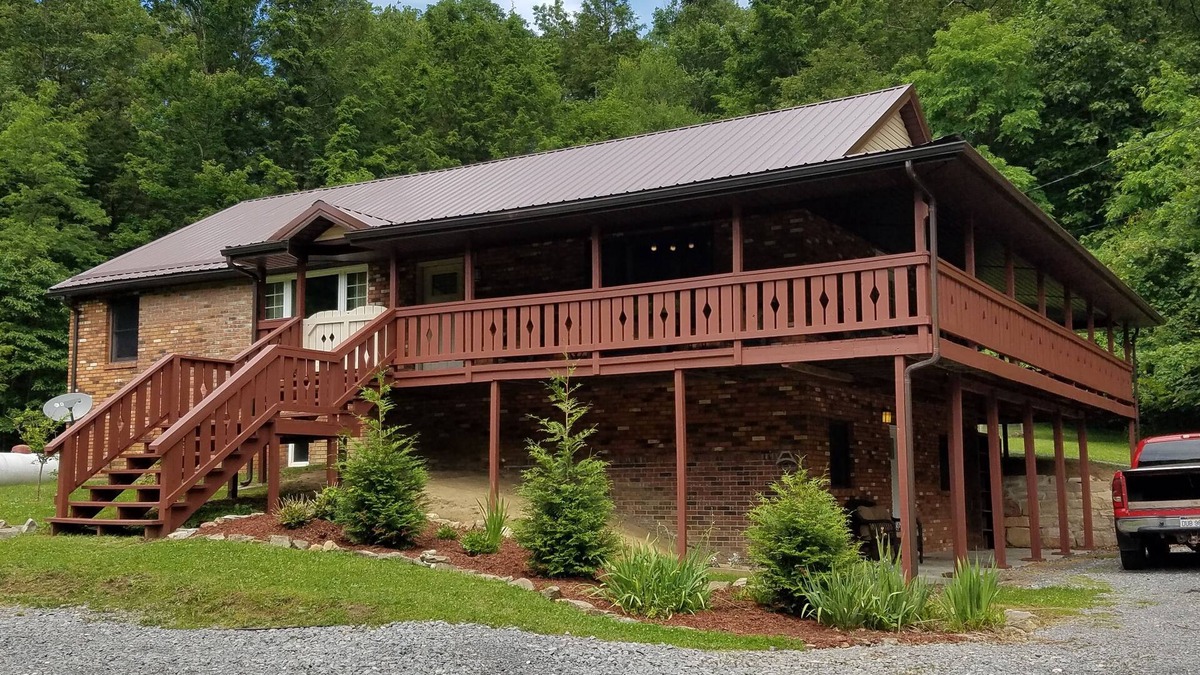 Lookout House | Exceptional Lodging at New River Gorge for the Ultimate Getaway- sleeps 18