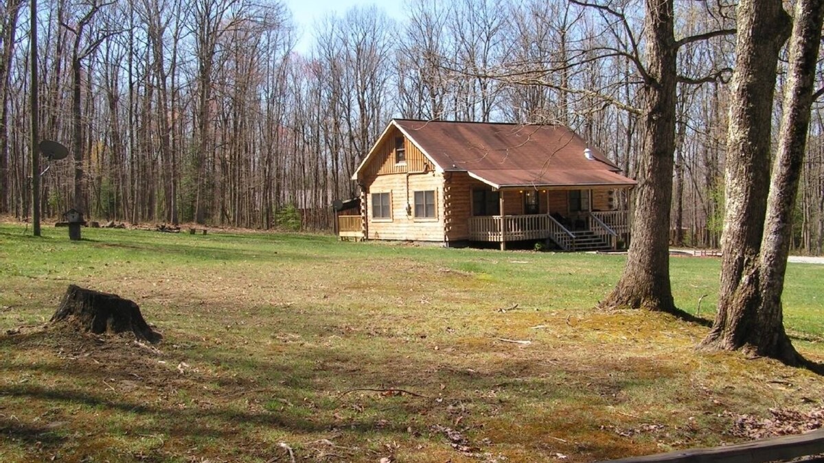 Hico Cabin | Exceptional Log Cabin near the New River Gorge with Game Room-Sleeps 12