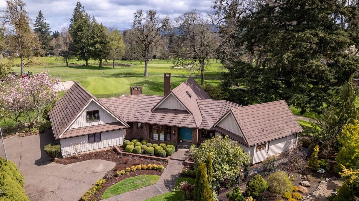 Cal Young House | Exceptional Mid-Century Home on Golf Course, Pet Friendly, New Décor & Furnishing, 3 Miles to Autzen