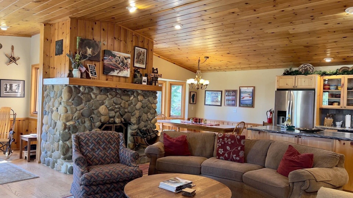 Carnelian Bay House | Exceptional N.Lake Tahoe Retreat/Charney Chalet: Dog Friendly, HotTub, Fast WiFi
