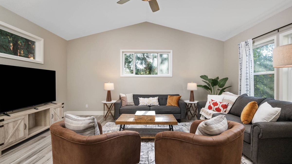 Bridlemile House | Exceptional Pet Friendly Home, Game Room w/Pool Table, Large Deck and Seating, 5 Miles to Portland