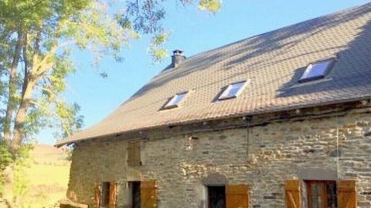 Anzat-le-Luguet Cottage | Exceptional setting, fresh air, peace and quiet, sleeps 12