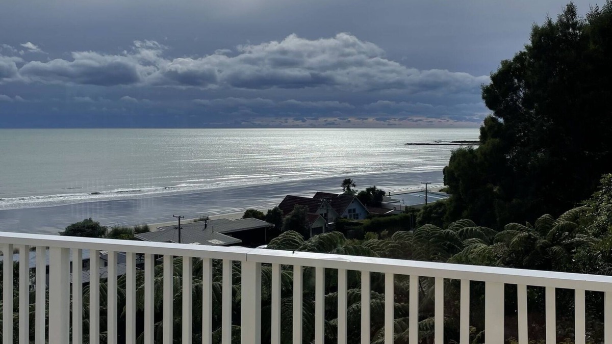 Patons Rock House | Exceptional Views in Patons Rock