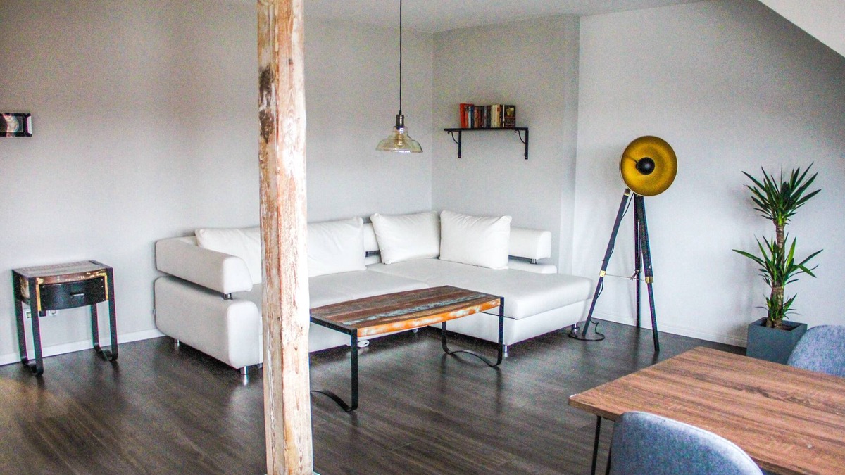 Hohentor Apartment | EXCLUSIVE 2 BR. Top floor apartment in a great location!