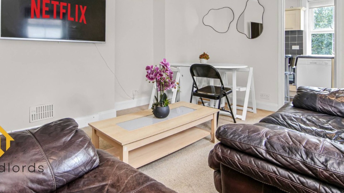 Grove Apartment | Exclusive 3 Bedroom Flat in Kingston Town!