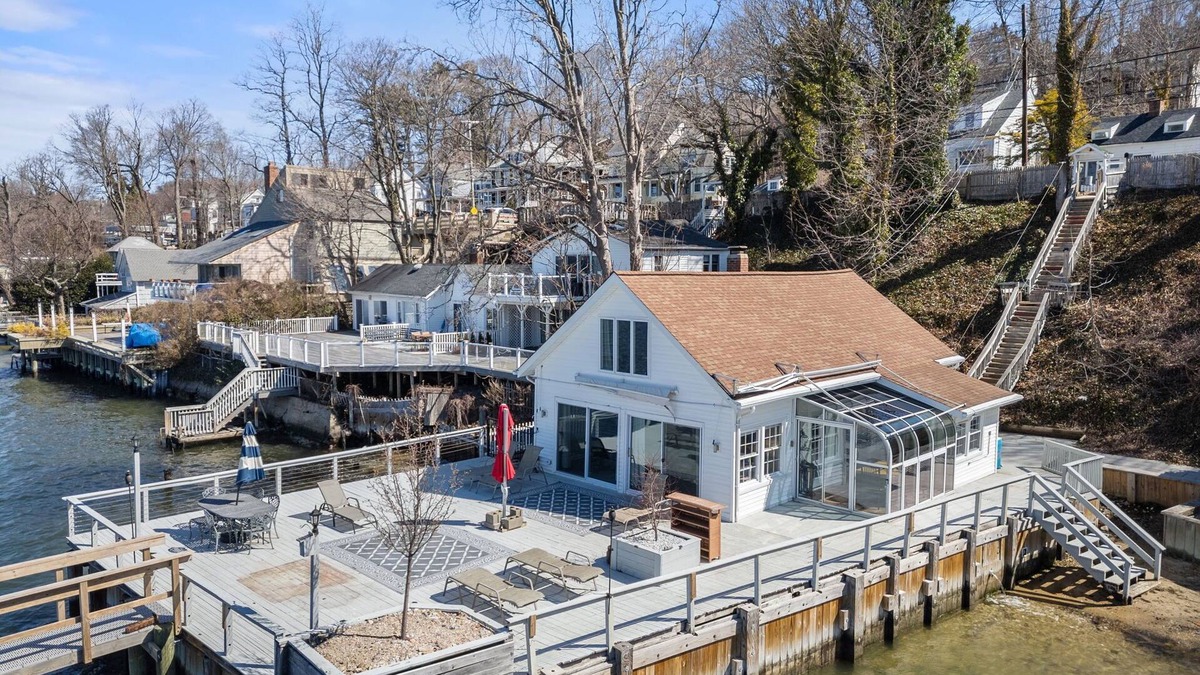 Northport House | Exclusive 3-Bedroom Beachfront with Private Shore in Northport Village