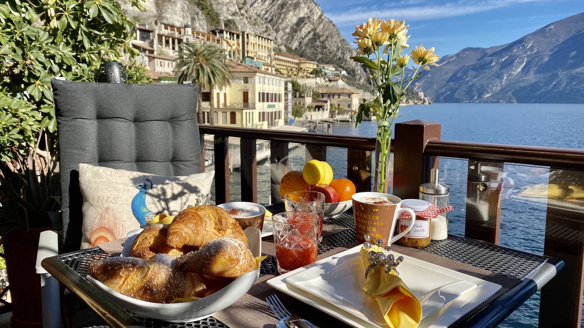 Limone sul Garda Apartment | EXCLUSIVE 65M2 APARTMENT BOUGANVILLE FRONT LAKE BALCONY