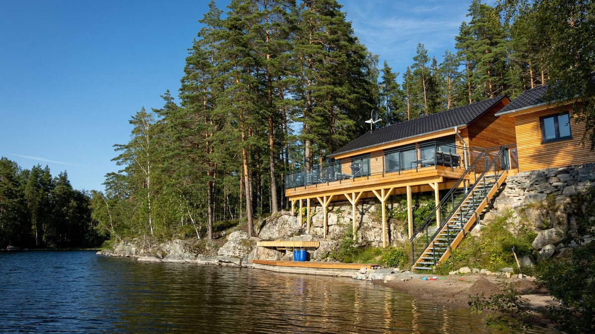 Arvika House | Exclusive and modern holiday home "Lilla älg" right on the lake 365 days a year!