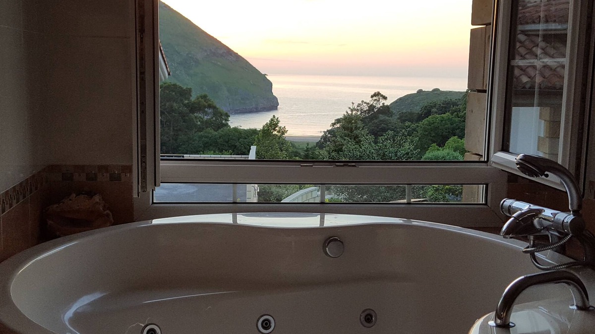Castro Urdiales Apartment | Exclusive apartment in beach Sonabia with a view to the sea and the mountain.
