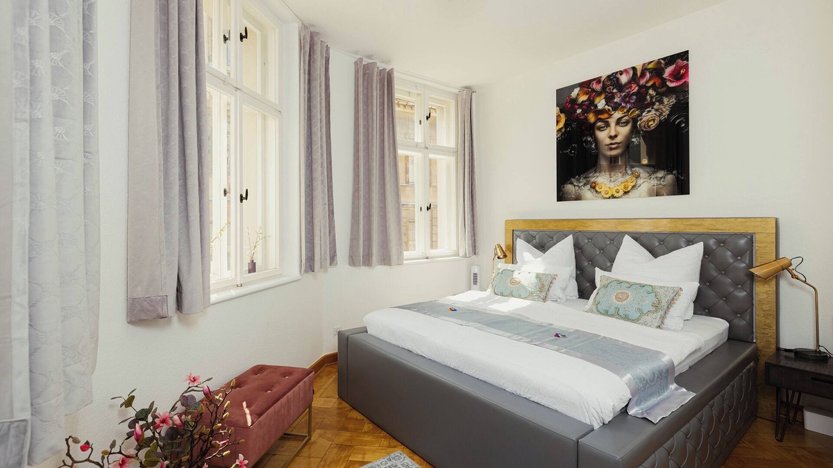 Zeitz Apartment | Exclusive Arthur vacation apartment in a historic townhouse in a prime central location!