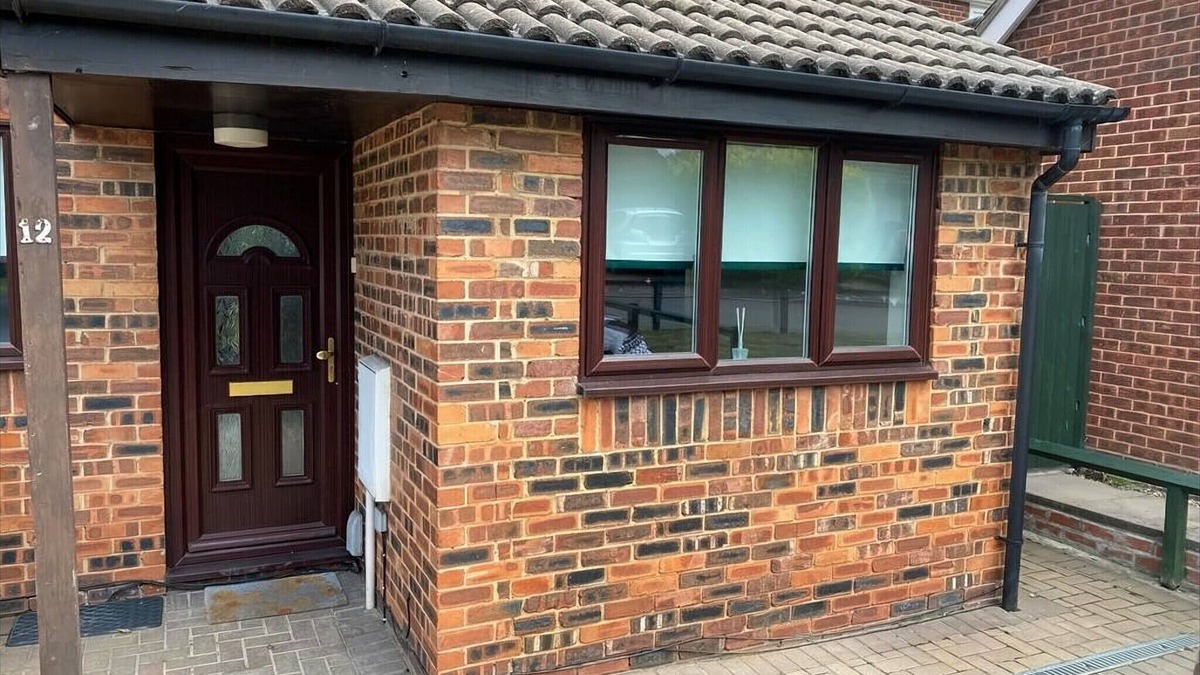 Cherry Hinton House | Exclusive Cambridge 4 bed house with free parking, garden and sleeps 10