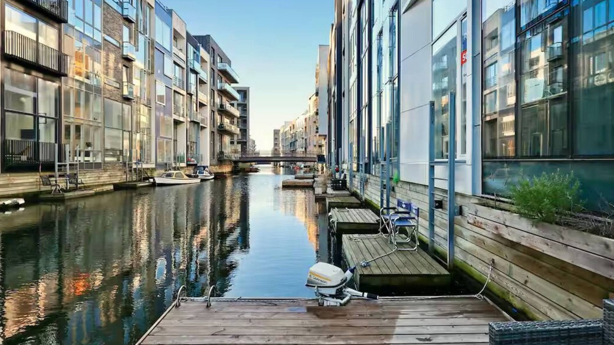Sydhavnen House | Exclusive canal house directly on the water