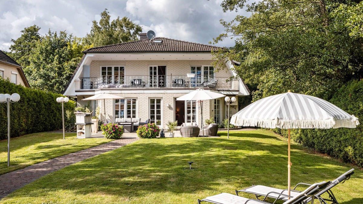 Bergedorf Villa | Exclusive Dream Villa with Private Terrace, Wi-Fi and Air Conditioning