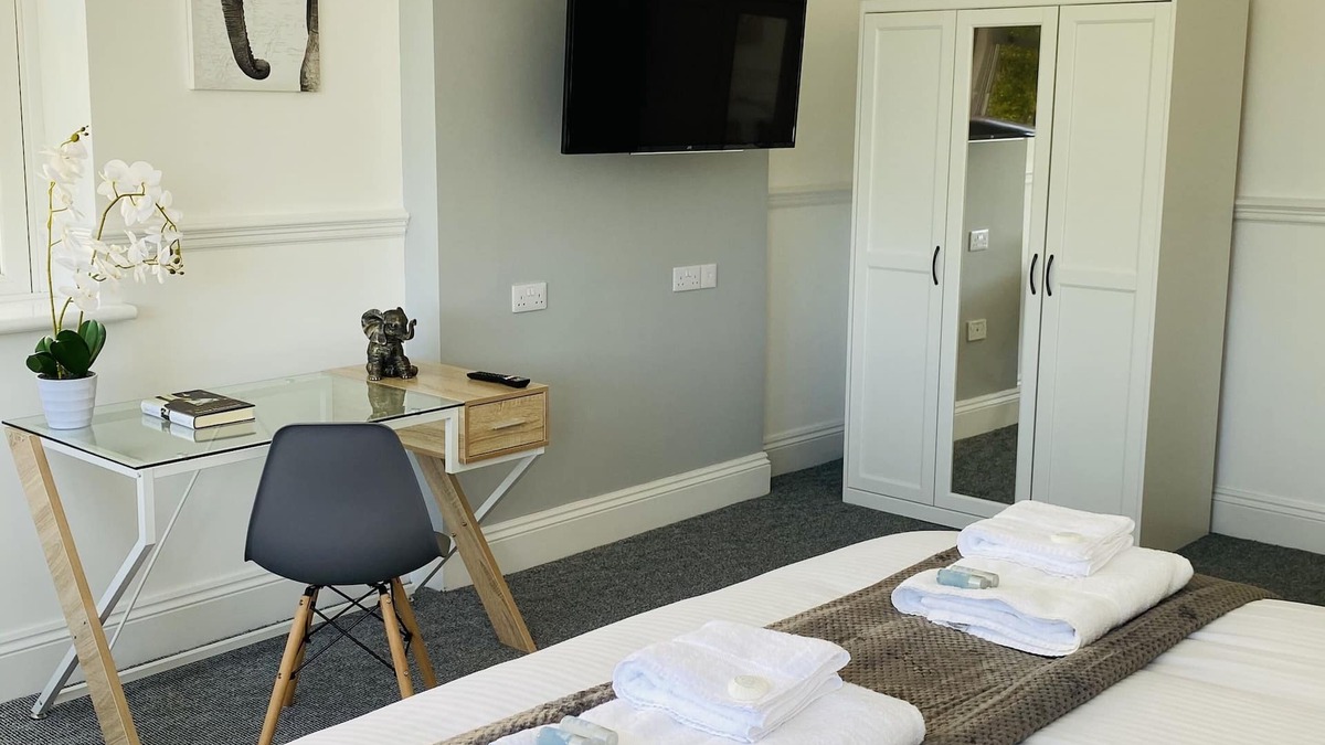 Barbican House | Exclusive Five Bedroom Family House