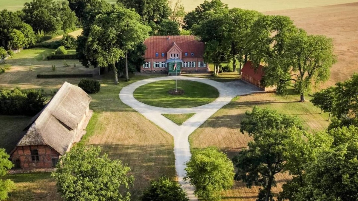 Platschow House | Exclusive forester's lodge in a secluded location with park