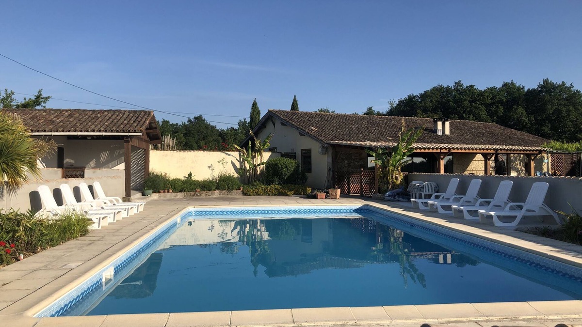Montignac-de-Lauzun Villa | Exclusive Use Private Rural 4 bed Detached Farmhouse, 6 Hectares, Stunning Views