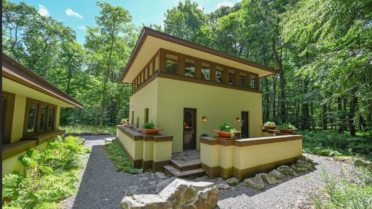 Bittinger House | Exclusive FRANK LLOYD WRIGHT Inspired “Prairie Style” Mountain Retreat