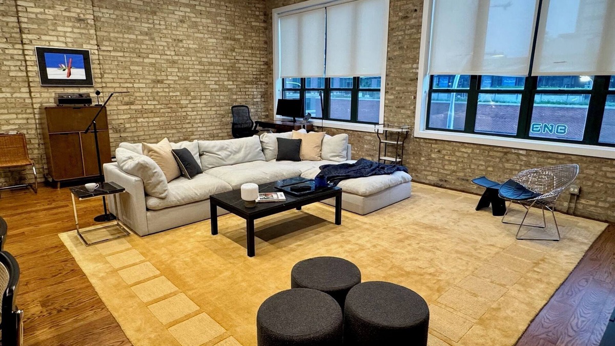 West Loop Apartment | Exclusive Fulton Market Retreat: 3BR Loft + Private Rooftop Lounge