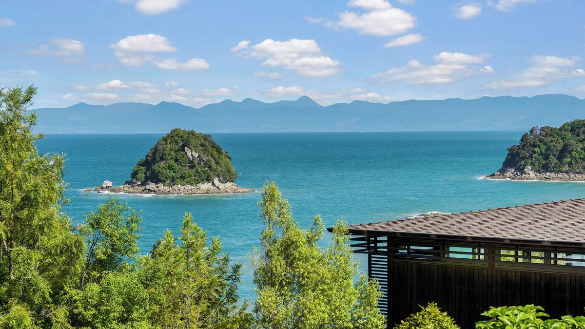Ngaio Bay Cabin | Exclusive Jacuzzi Suite - Ocean Views