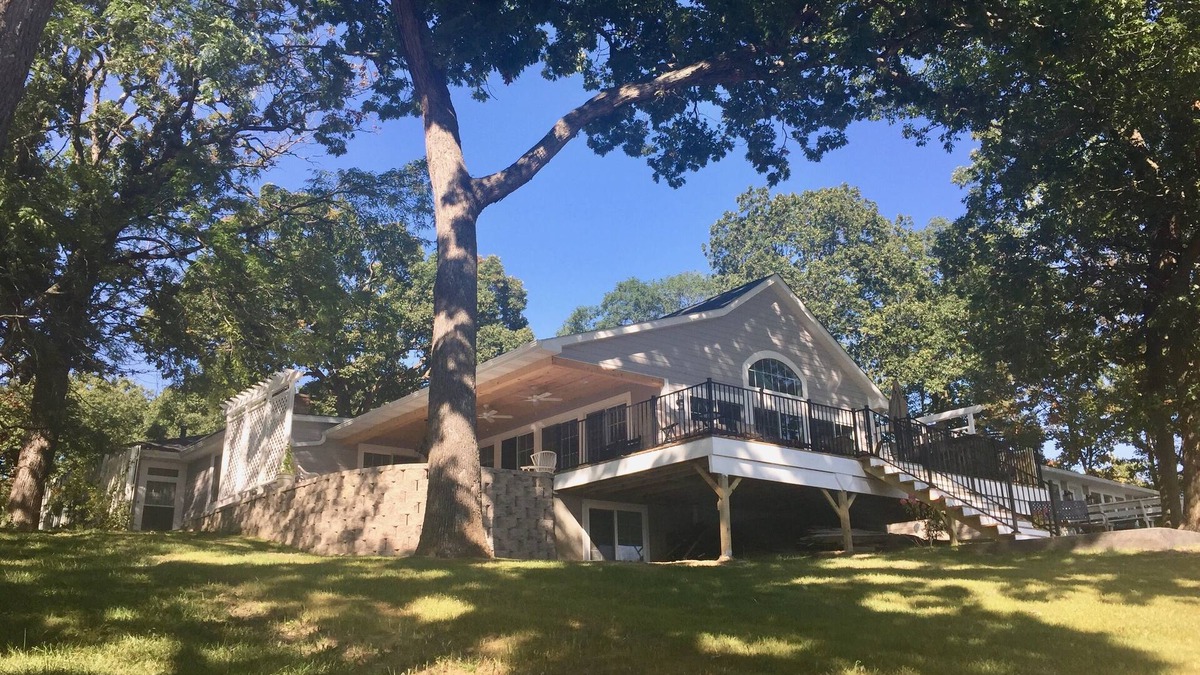 Powers Lake Villa | EXCLUSIVE LAKEFRONT with beach, beach house, piers, trampoline + sister villa