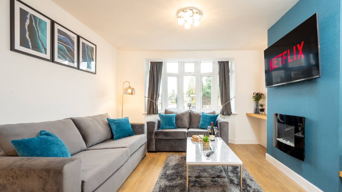 Shirley House | "Exclusive" Luxury modern 4-bed -Solihull, JLR, NEC, Resorts World, Airport, HS2