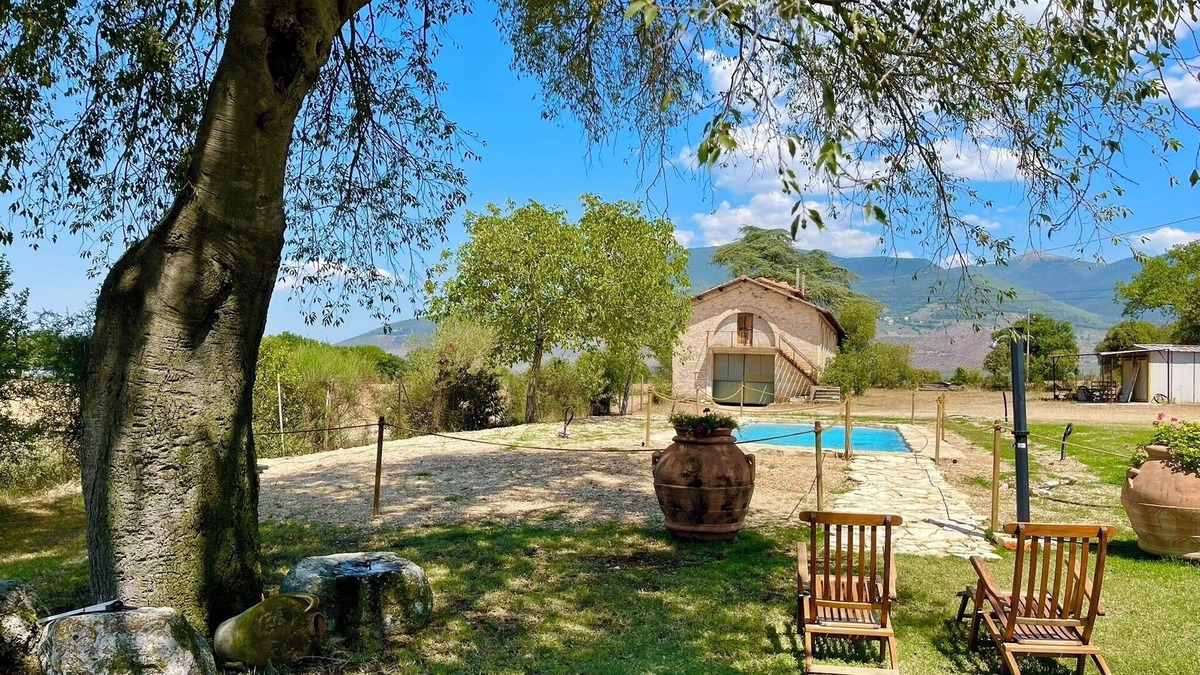 Poreta House | EXCLUSIVE POOL-OPEN ALL YEAR/SPOLETO BIOFARM-SLEEPS 8/WALK TO SHOPS, BAR ETC