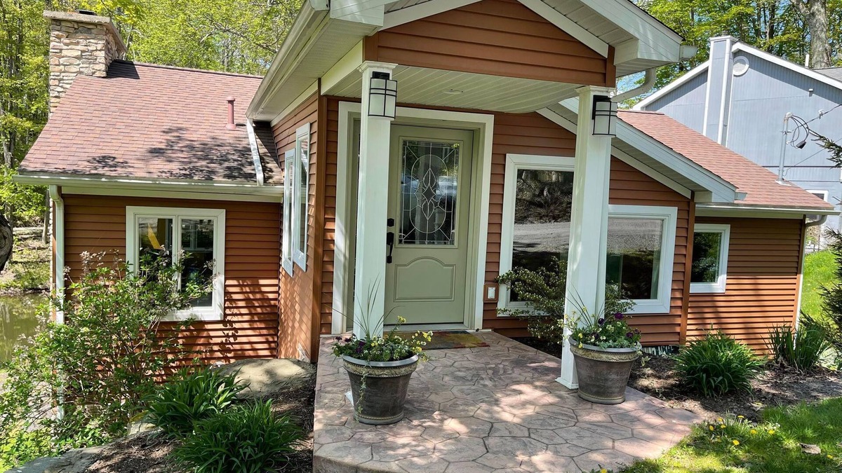 Montrose House | Exclusive Quiet Lake House Retreat Near Elk Mountain