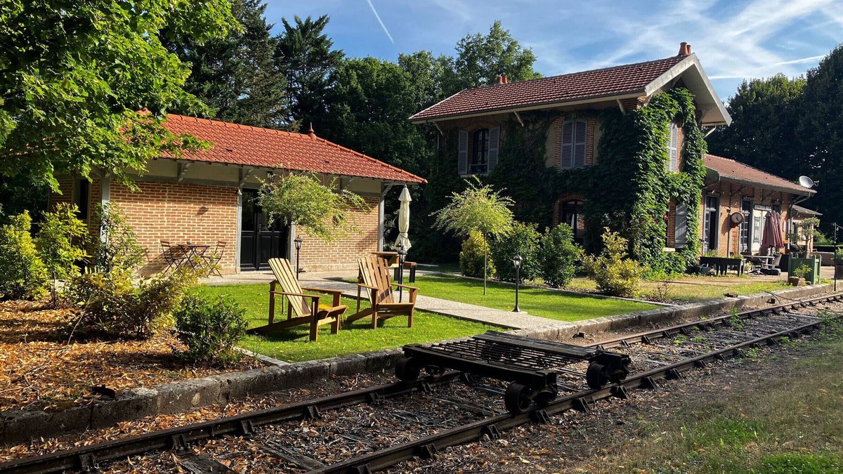 Boiscommun Bed & Breakfast | Exclusive Retreat in a Historic Railway Station near Orléans Forest